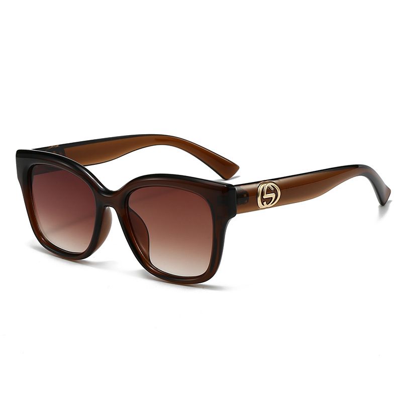 Street Fashion Photography - Gafas de moda minimalistas retro de