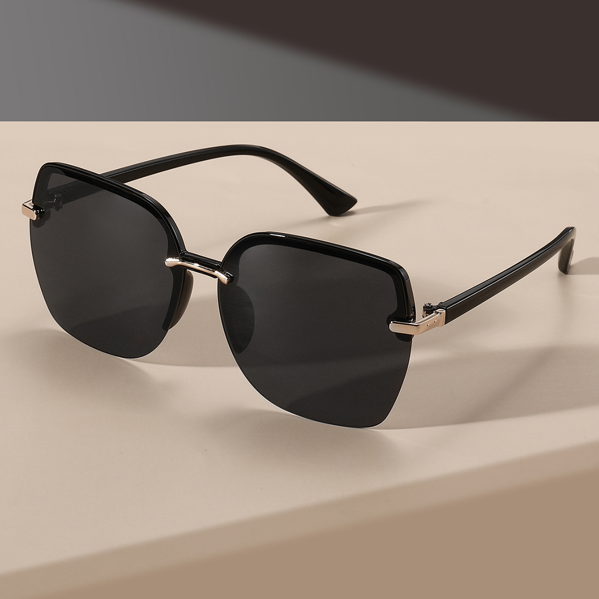 Street Fashion Photography - Gafas retro minimalistas con montura cuadrada